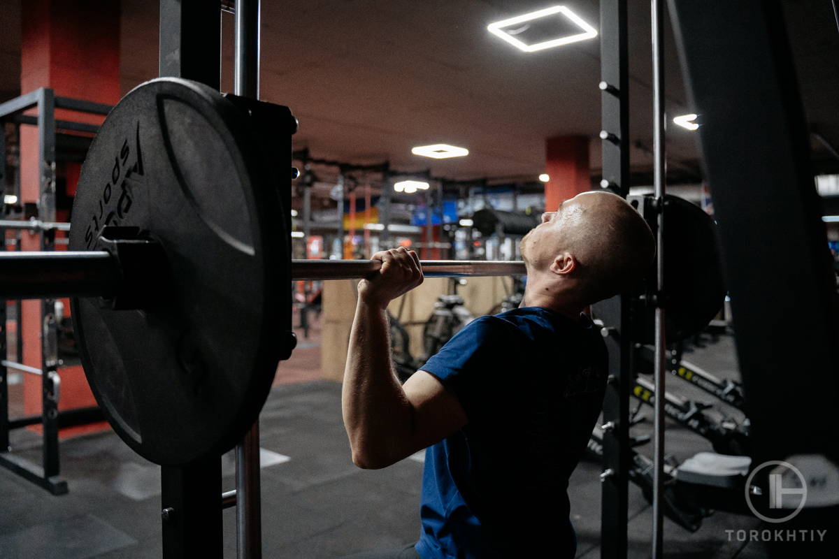 Athlete use a smith machine