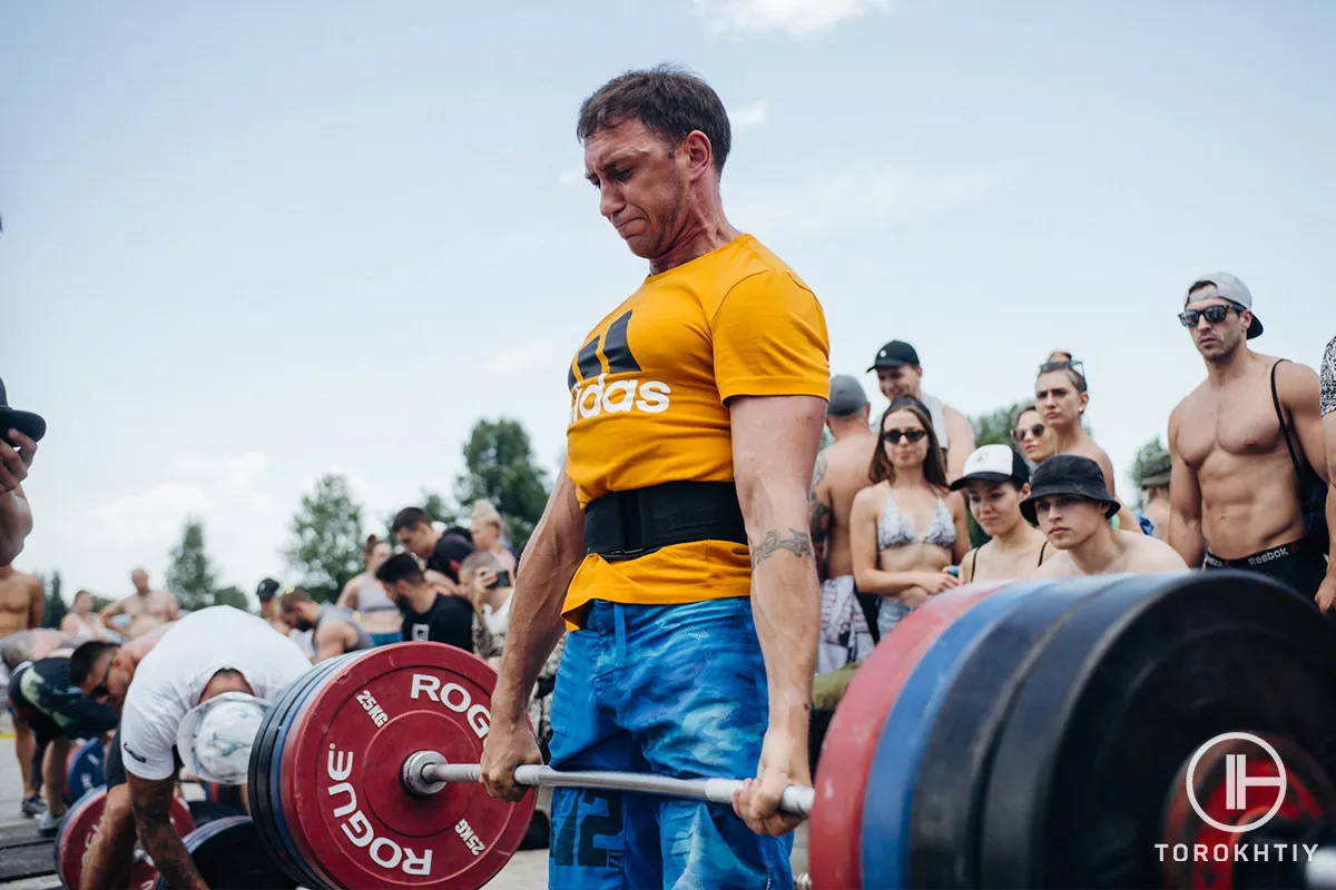 WBCM deadlifting on competition