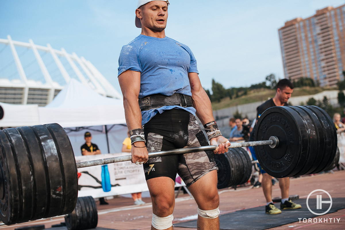 WBCM Man Deadlifting on Competetion