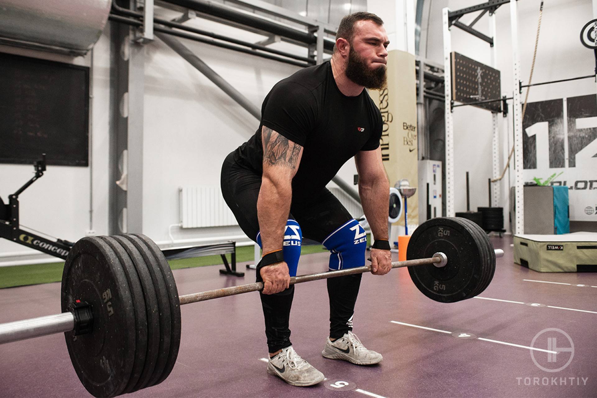 WBCM Big guy deadlifting