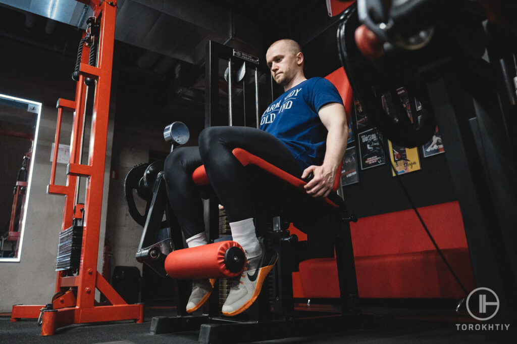 leg exercises on a machine in the gym