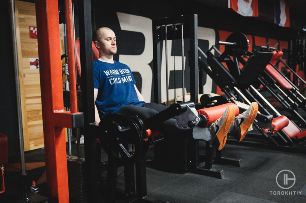 Leg extension on a machine in the gym