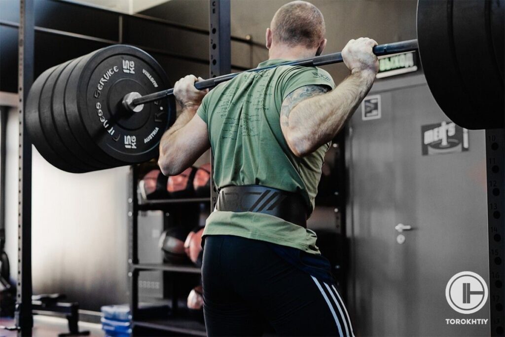 athlete squat in gym