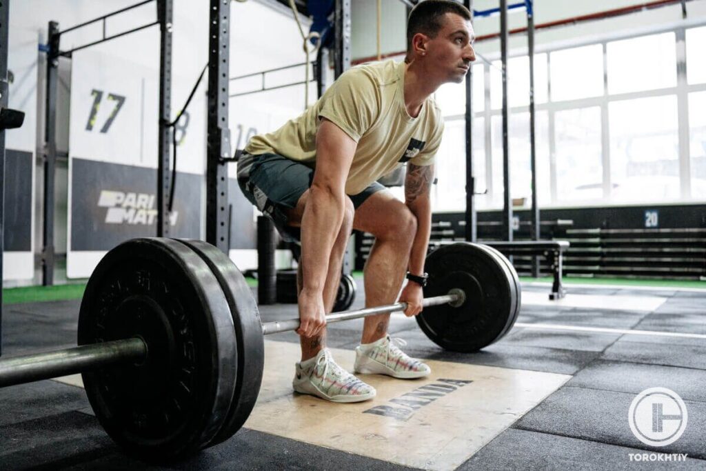 man weightlifting in gym