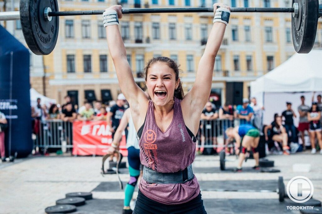 woman barbell weightlifting