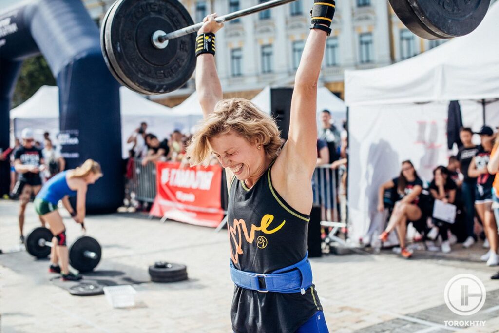 woman on weightlifting competitions