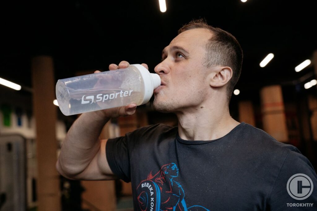 athlete drinking creatine