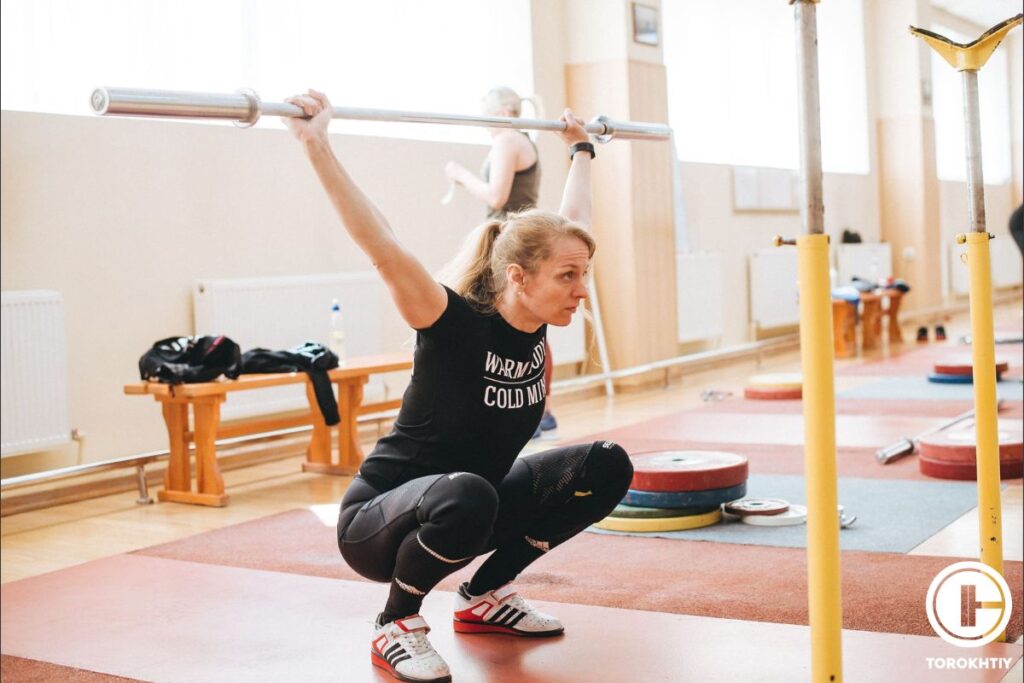 woman doing squats in gym