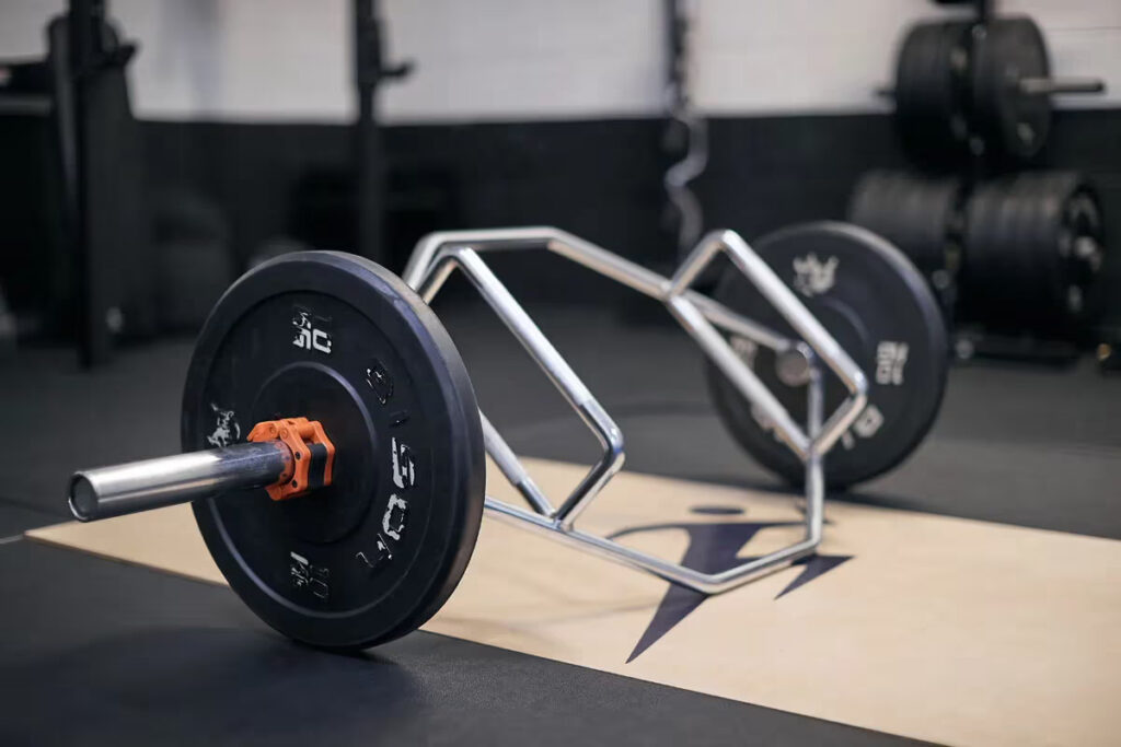 Trap Bar liegend auf Deadlift Plattform