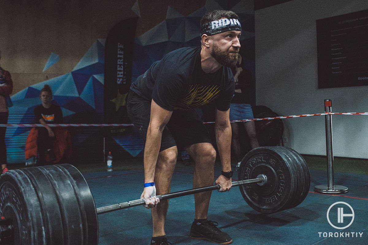 Barbell lifting in the gym