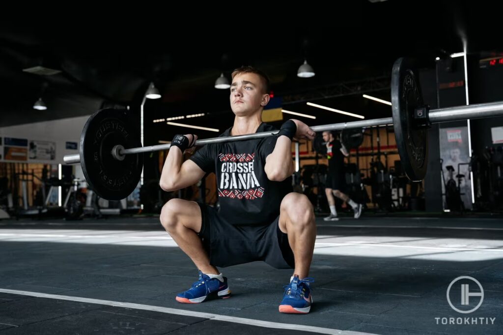 man frong squat in gym