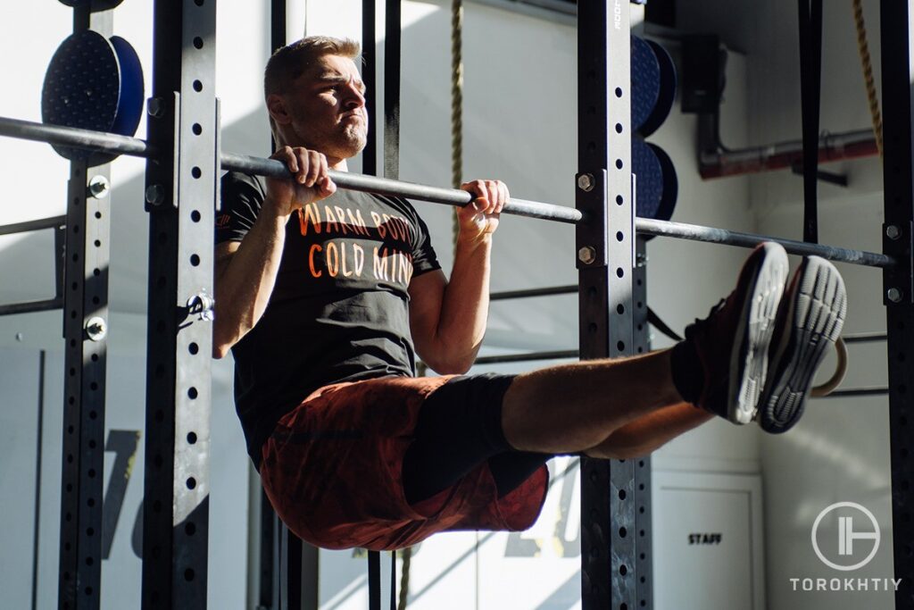 man doing exercise in the gym