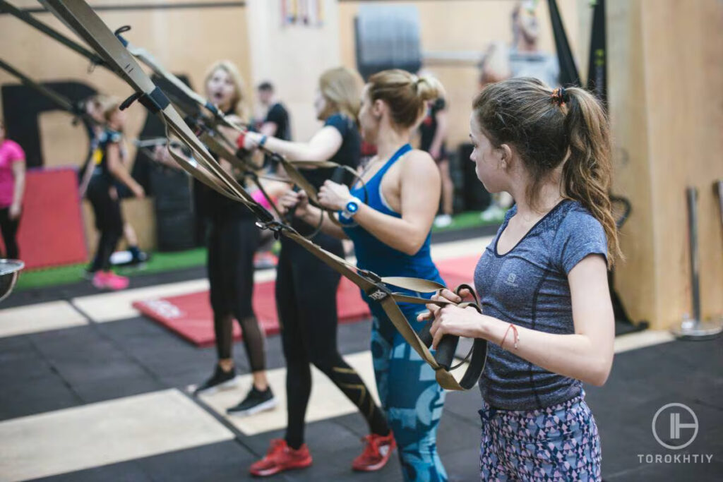 workout in gym using trx