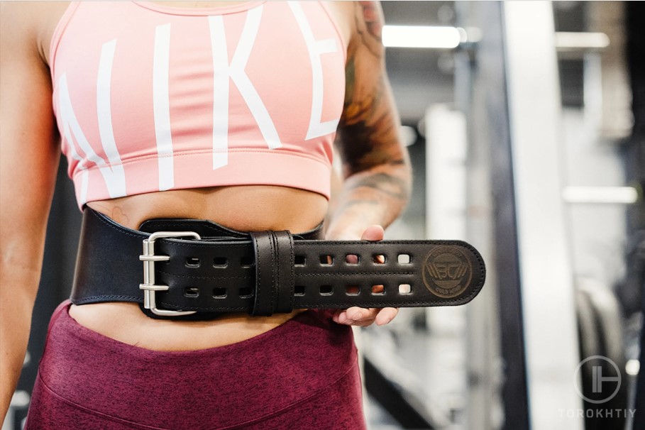 woman wearing weightlifting belt