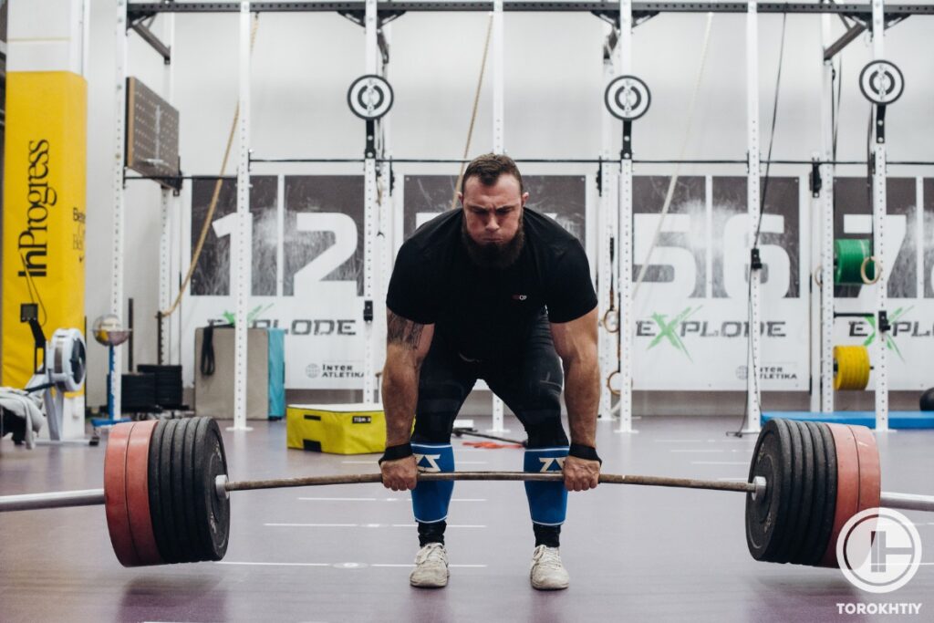 Strongman Doing Deadlifts in The Gym