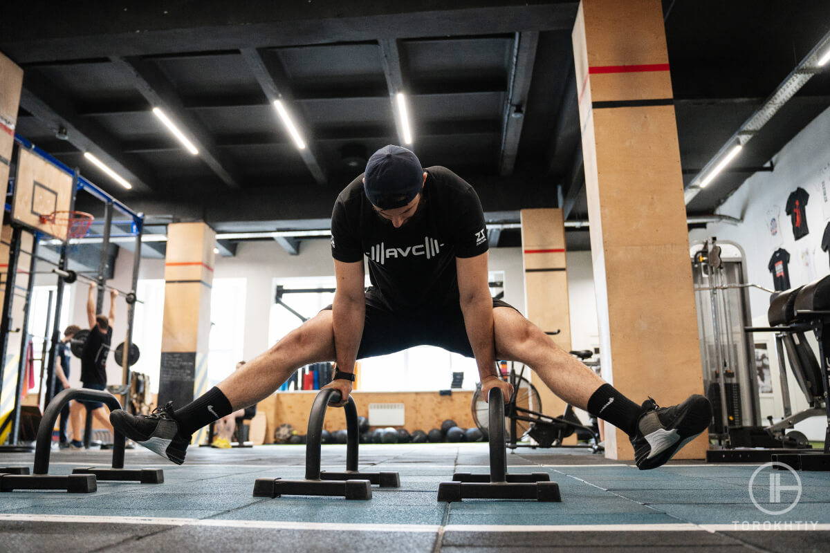 ahlete parallettes workout in gym