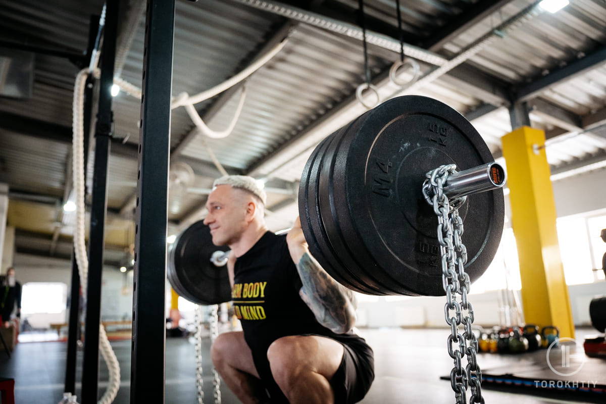 athlete deadlifting