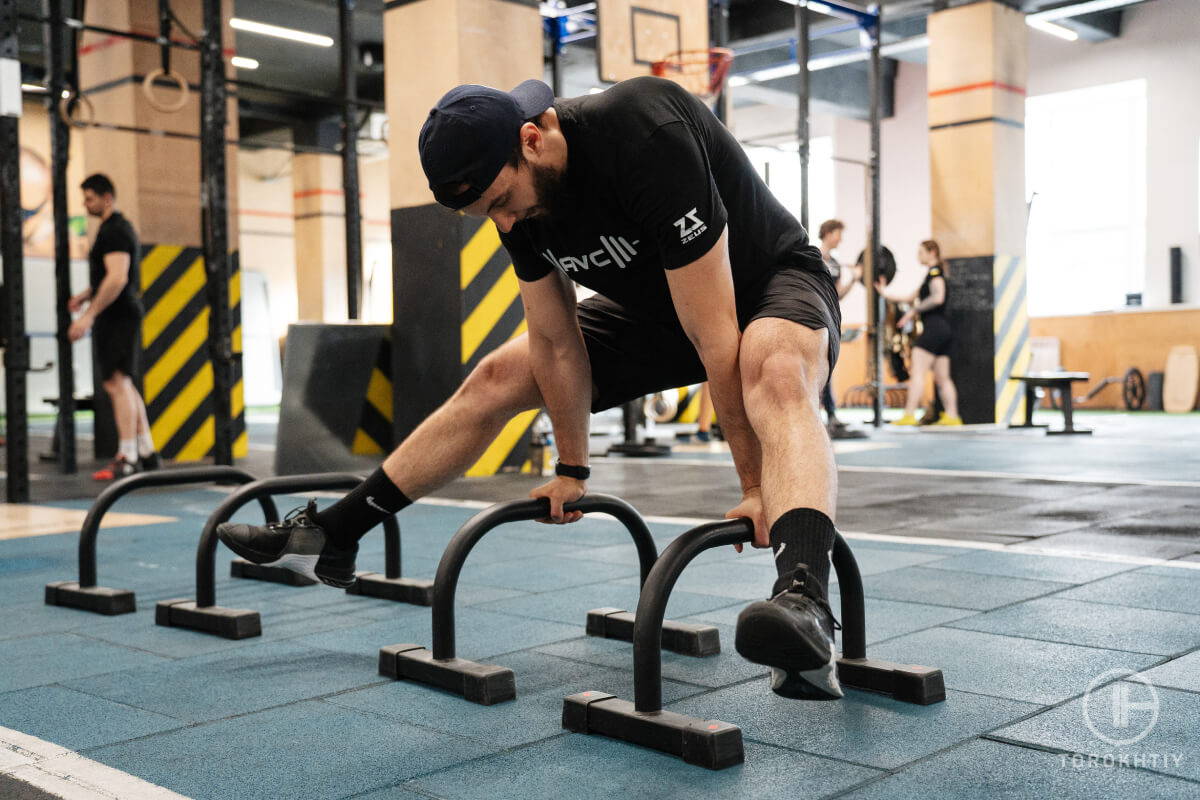 athlete parallettes training