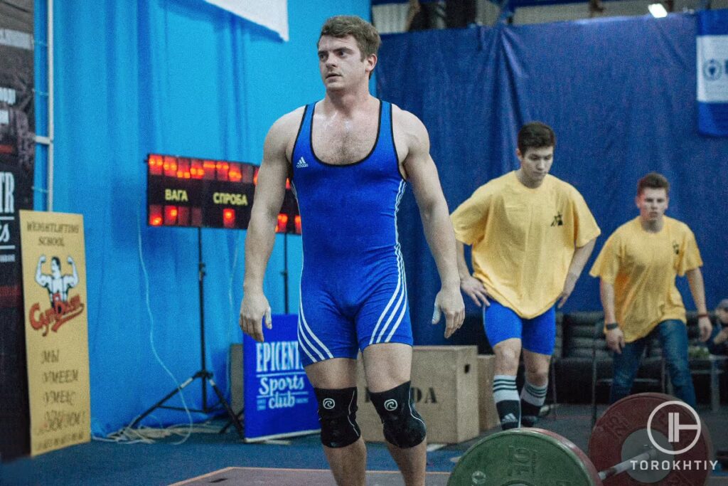 powerlifting singlet in use