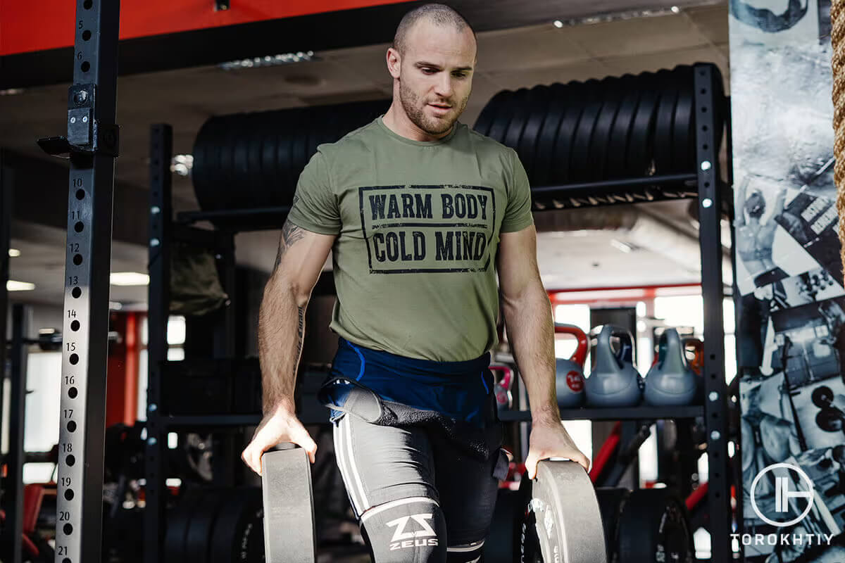 athlete doing bumper plate workout