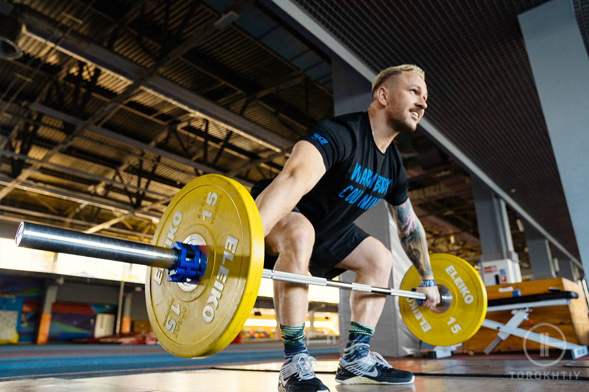 eleico-olympic-bar-during-the-squat