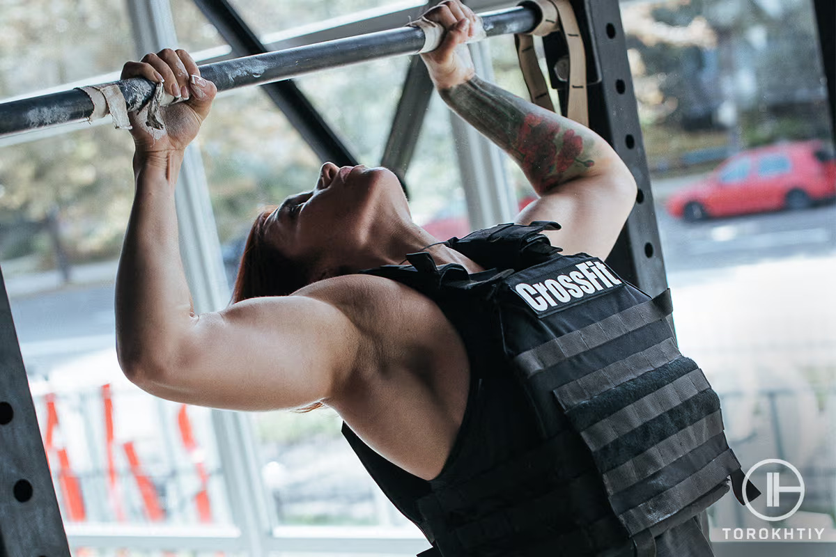 athlete woman doing pull ups