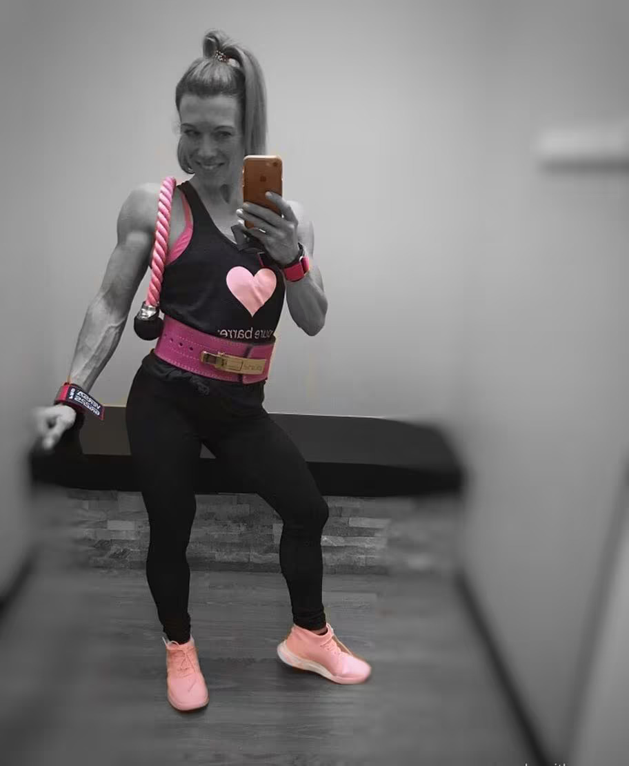 woman wearing flexzfitness belt