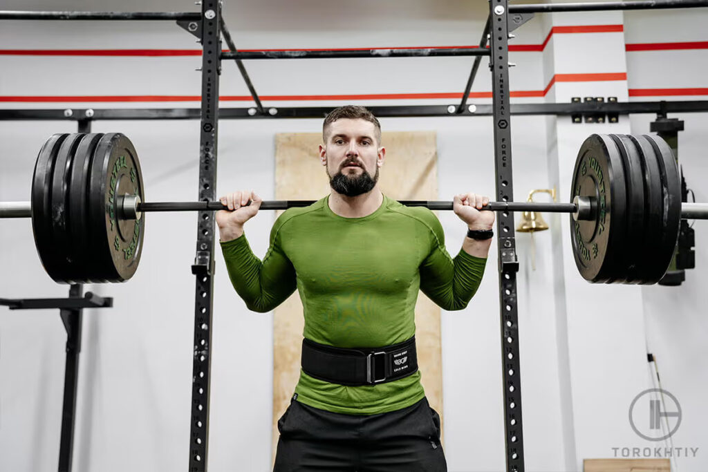 hombre peso entrenamiento en cinturón