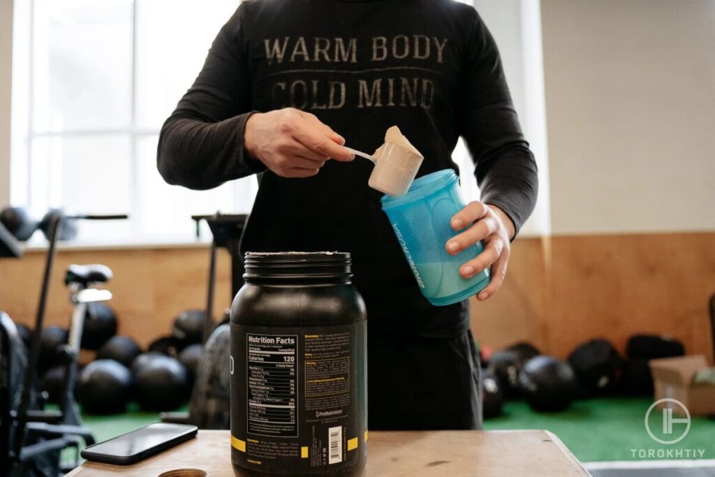 athlete preparing creatine