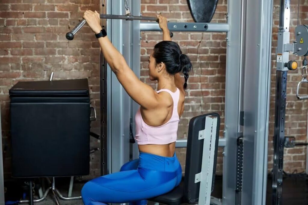 woman lat pulldown stance